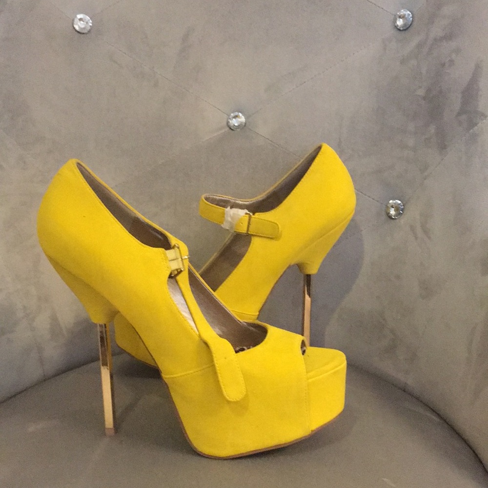 Banana stilettos with peep toe
